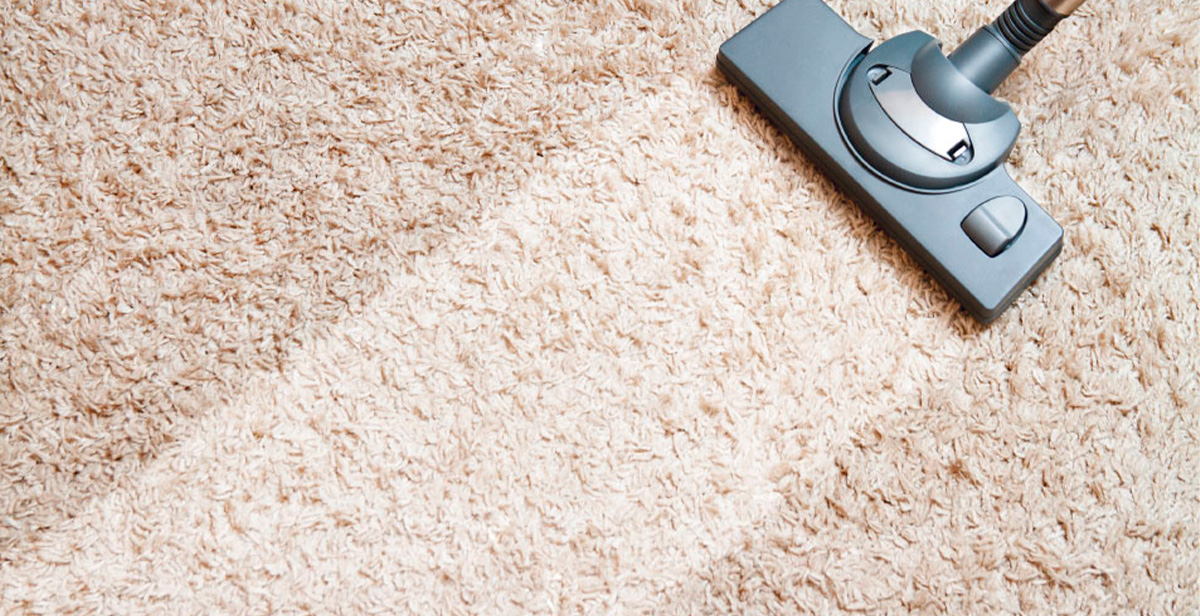 Alfombra persa tradicional con diseños coloridos y elaborados